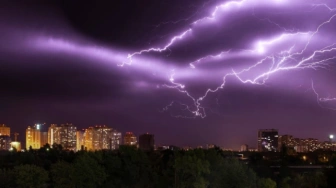 Burze i wichury nad Polską – RCB ostrzega przed pogodowym armagedonem