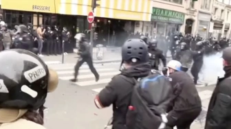 800 tys. osób wyszło na ulice Paryża. Zamieszki wybuchają w całej Francji