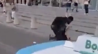 Czarnoskóry mężczyzna brutalnie pobił innego obcokrajowca. Jest komunikat policji po zajściu w Warszawie