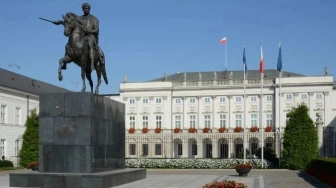 Przed Pałacem Prezydenckim stanie bożonarodzeniowa szopka spod Tatr