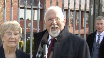 Modlił się i głosił Ewangelię przy szpitalu. Emerytowany pastor stanął przed sądem