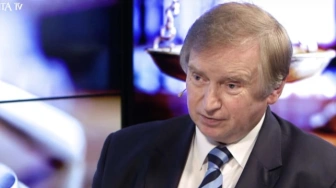 Prof. Piotrowski: Premier ma obowiązek uchylić rozporządzenie ministra Żurka
