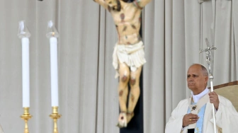 Papież zawierzył się Maryi. Prosi wiernych, by odmawiali różaniec