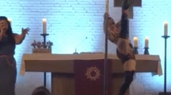 Niemiecka pastorka chciała przyciągnąć wiernych, więc… zorganizowała taniec na rurze