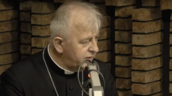 „Judaszowa noc”. Bp Piotrowski o profanacji kapliczki w Czerwonej Górze