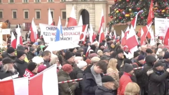 Tłumy na placu Zamkowym! Rodzice mówią „Nie!” planom Nowackiej