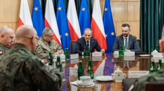 Pokazówka premiera. Rozmawiał z generałami o… obejściu prezydenckiego weta