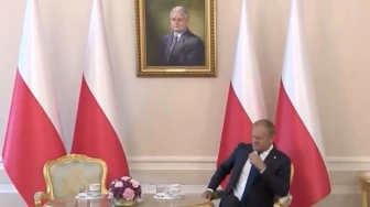 To mogło zaboleć. Premier musiał czekać na prezydenta pod portretem L. Kaczyńskiego