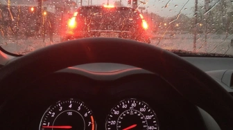 Jak przygotować auto do jazdy w deszczu? [Materiał promocyjny]