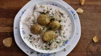 Kuchnia mojej mamy: Polewka śledziowa z kartoflami w mundurkach