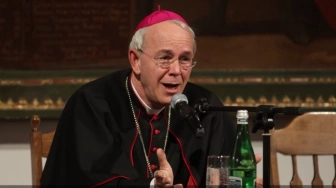 Bp Athanasius Schneider: Papież Franciszek aprobuje świętokradztwo