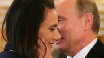 Ulubienica Rosjan i Putina usuwa swoje powiązania ze zbrodniarzem wojennym