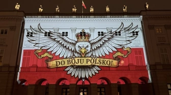 Pałac Prezydencki świeci dla kibiców. Nawrocki użył grafiki… zakazanej na stadionie