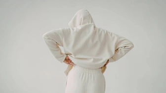 Dresy damskie – jak wybrać idealny komplet i tworzyć stylowe outfity na co dzień? [Materiał promocyjny]