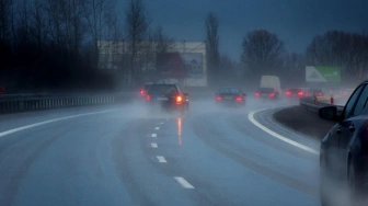 Gołoledź paraliżuje Polskę. Marznący deszcz i wiatr zamieniają drogi w pułapki