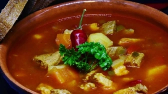 Kuchnia antydepresyjna: Gulaszowa z pieczarkami i pajda chleba