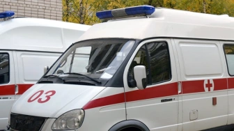 Londyn. Płonące karetki przy synagodze