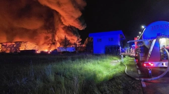 Noc grozy pod Warszawą: Pożar dwóch hal w Kawęczynie – dym, wybuchy i ogromna mobilizacja straży