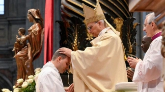 Papież do nowych kapłanów: Zawsze trzymajcie otwarte drzwi do Kościoła