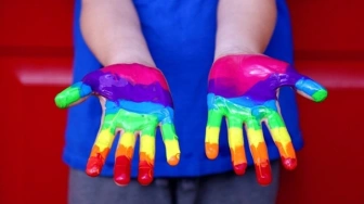 LGBT i psy OK, ale dzieci - NIE. Szokująca naklejka na hotelu. „Lewactwo doprowadzi świat do upadku”