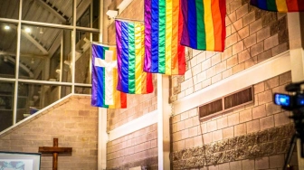 Biskup zatrudnił jako sekretarza homoseksualistę, który zawarł „małżeństwo” jednopłciowe