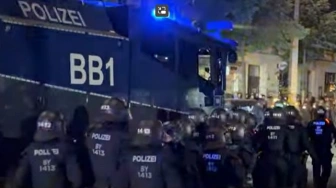 Lipsk. Ogromne starcia niemieckiej policji z lewicowymi ekstremistami [Wideo]