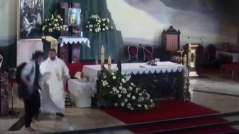 Opiłowywanie katolików trwa. Mężczyzna zaatakował tabernakulum podczas Mszy św.