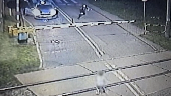 [Wideo] Sześciolatek uratowany tuż przed pociągiem na przejeździe kolejowym w Mikołowie
