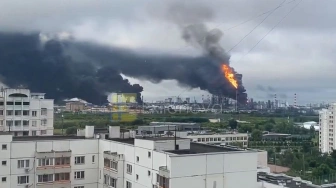 Moskwa spowita dymem! Trafili w rafinerię