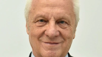 Niesiołowski znów nadaje: Walka z PiS-em jest jak walka z nowotworem, z plagą, z malarią