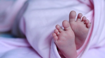 Noworodek ukryty w szafce w Mławie — matka i dziecko w szpitalu, zatrzymano trzy osoby