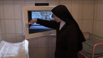 Warszawa: chłopczyk w Oknie Życia u loretanek