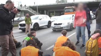 [Wideo] Szantażyści z Ostatniego Pokolenia mocno potraktowani przez kierowców – korek miał ponad 10 km