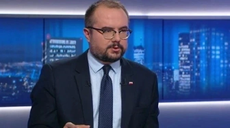 Poseł Jabłoński: Tusk knebluje obywateli, by ukryć niemiecki przerzut migrantów do Polski