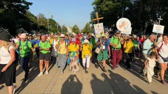 Pieszo, biegiem, rowerami – tysiące pielgrzymów docierają na Jasną Górę