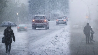 Deszcz, śnieg i mgła nad Polską. Pogoda da się we znaki kierowcom i pieszym