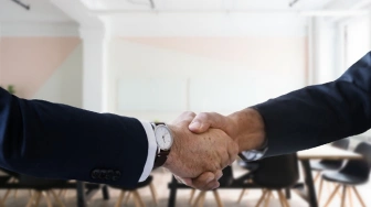 Rewolucja zjada własne dzieci. KPRM zatrudni „specjalistę” zamiast „osoby specjalistycznej”