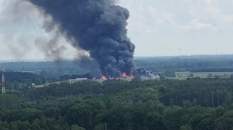 „Istnieje ryzyko wybuchu”. Ogromny pożar fabryki na Pomorzu