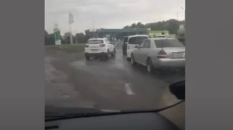 [Wideo] Rosja w paliwowym kryzysie: ataki na rafinerie, kartki na benzynę i kolejki na stacjach