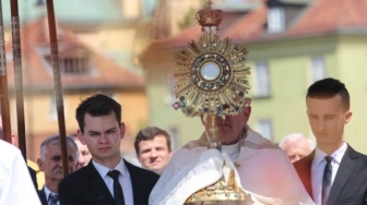 "Mamy obowiązek publicznego wyznawania wiary!" - ks. prof. Chrostowski o istocie Bożego Ciała i Eucharystii