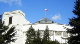 CBOS: KO i PiS idą „łeb w łeb”. Hołownia poza Sejmem