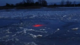 Spod lodu na rzece wydobywało się światło. Niecodzienna akcja strażaków w Santoku