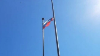 Rosjanie zdejmują polską flagę w Katyniu!