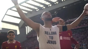 Ostrzeżenie dla piłkarza Liverpoolu za koszulkę z przesłaniem religijnym
