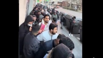 Kolejki migrantów przed hiszpańskimi urzędami