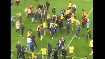 [WIDEO] Sceny grozy w Turcji! Kibice wbiegli na boisko i zaatakowali piłkarzy