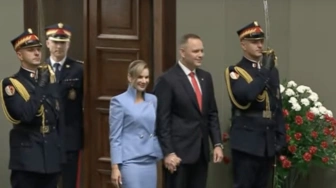 Kreacja Pierwszej Damy. Internauci porównują ją do Melani Trump