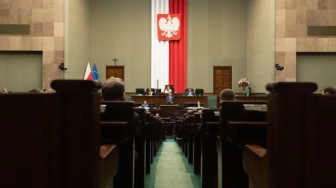 Sondaż: Identyczny wynik PiS i KO, jednak to partia J. Kaczyńskiego zyskuje