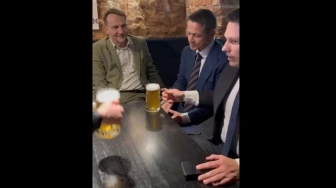 Polityczne piwo w Toruniu: Trzaskowski, Mentzen i Sikorski