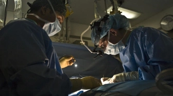 Śmierć mózgu a etyka transplantacji – coraz większe wątpliwości wokół odruchu Łazarza